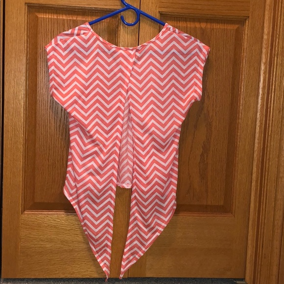 Open back, zig zagged blouse - Picture 3 of 3